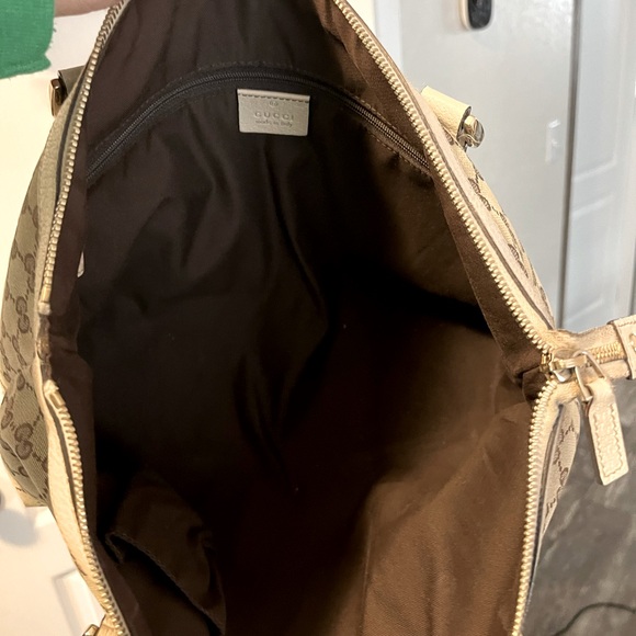 Gucci Abbey Monogram GG Canvas Shoulder Bag! - Picture 8 of 13